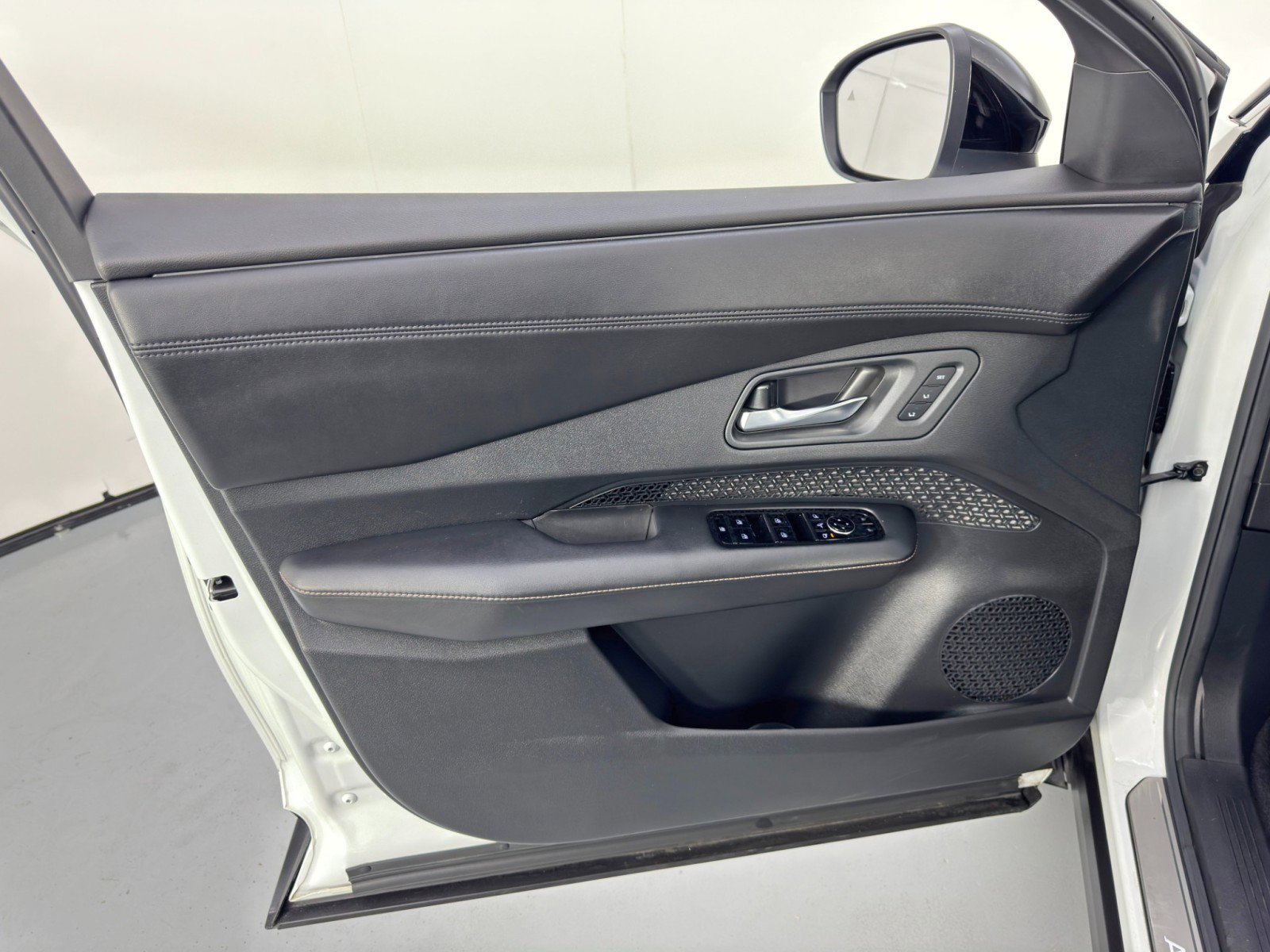 Used 2023 Nissan Ariya Premiere image 42