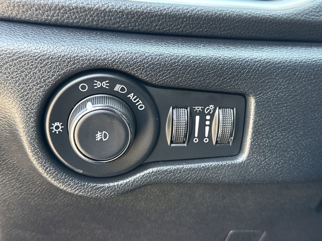 Used 2025 Chrysler Pacifica Limited image 25