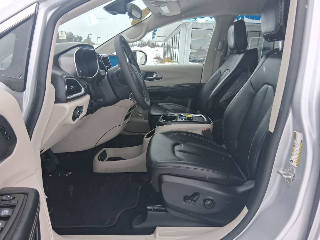 Used 2024 Chrysler Pacifica Touring-L image 15