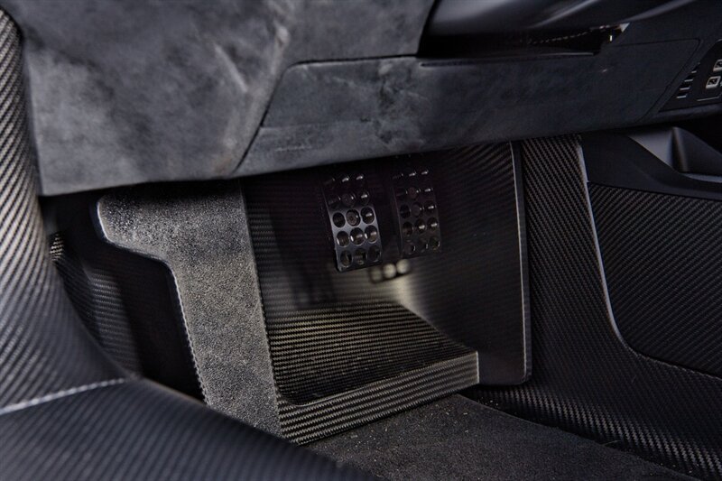 Used 2020 Ford GT Carbon Series RWD image 19