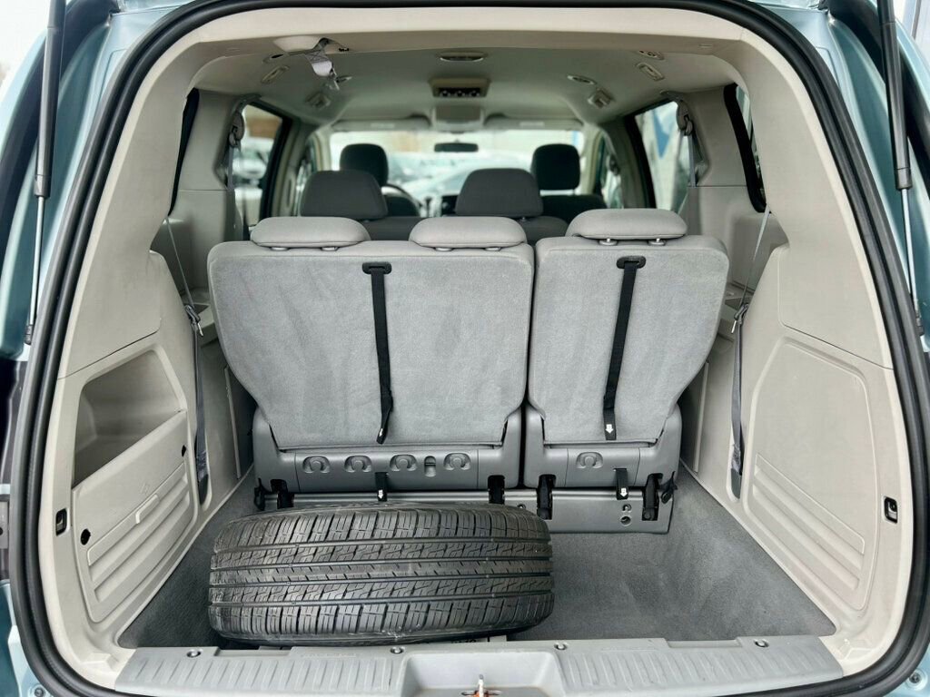 Used 2008 Chrysler Town & Country LX image 7