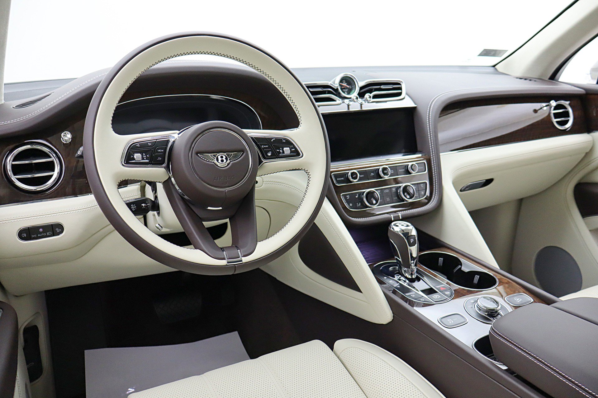 Used 2024 Bentley Bentayga Plug-In Hybrid image 28