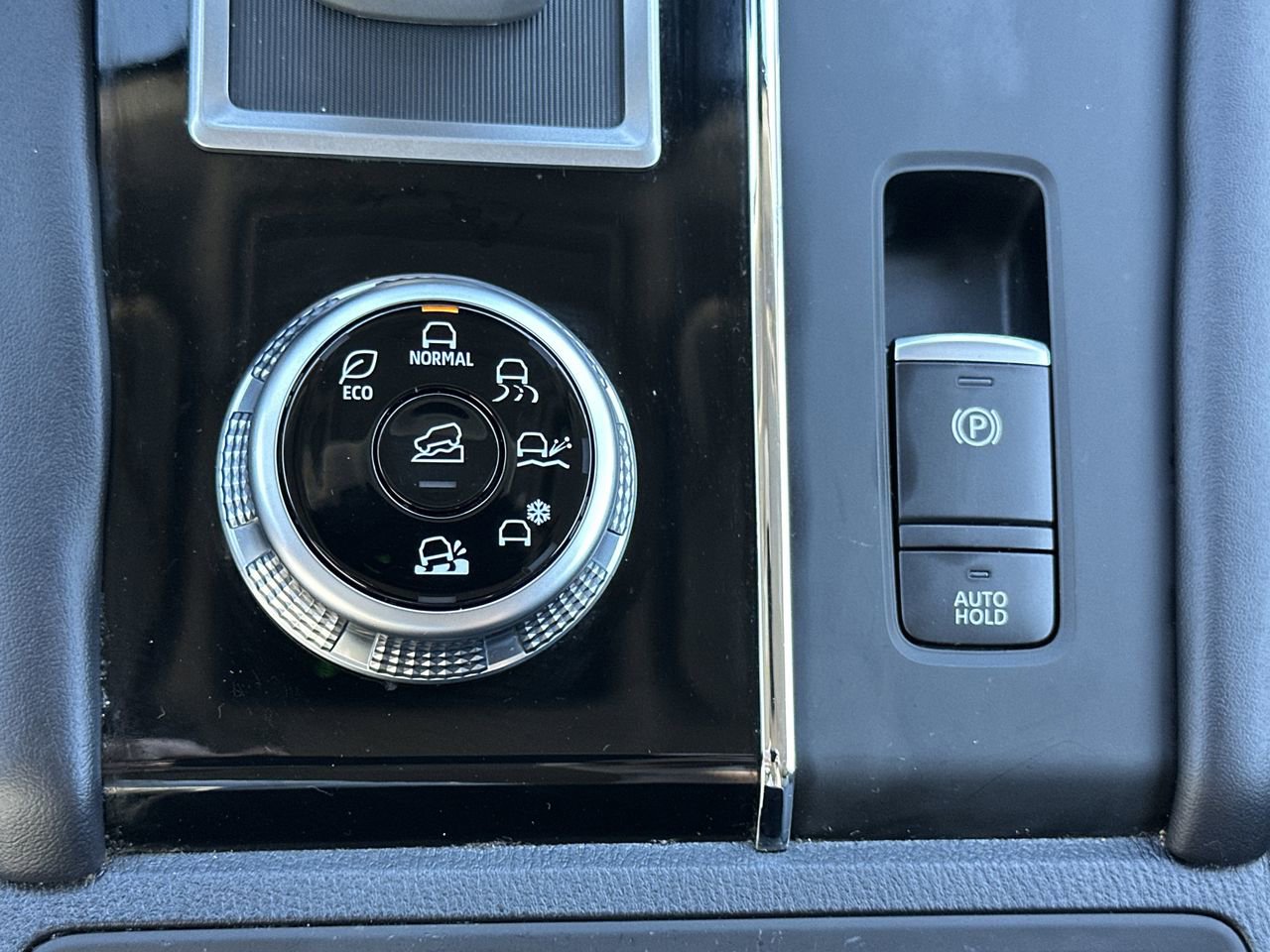 Used 2024 Mitsubishi Outlander ES image 10