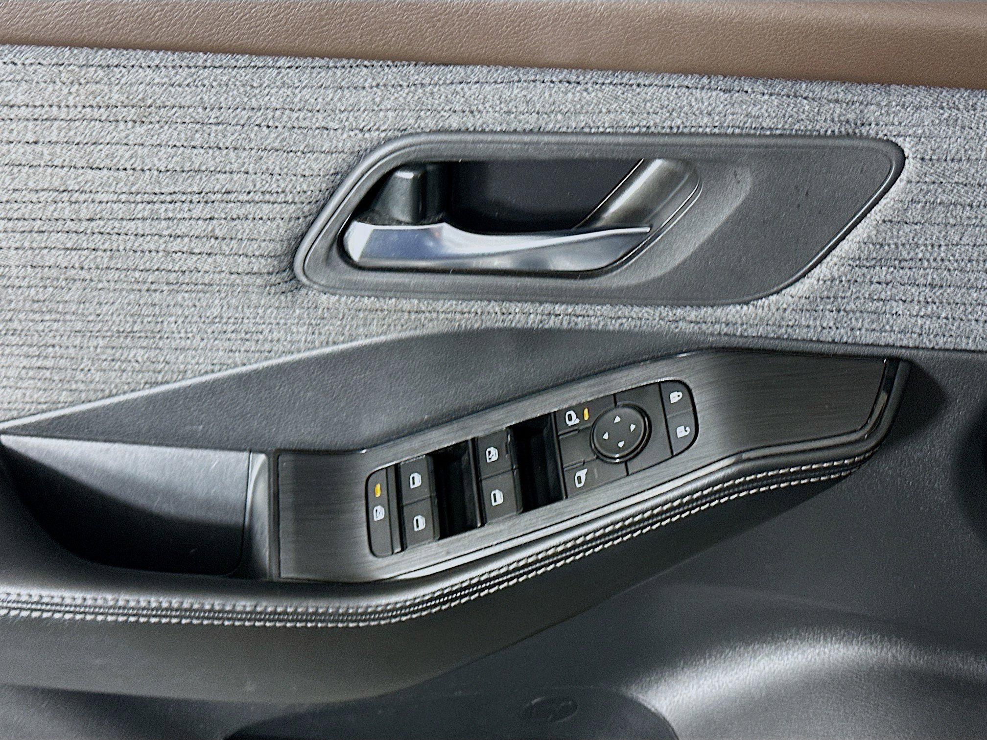 Used 2023 Nissan Rogue SV image 15