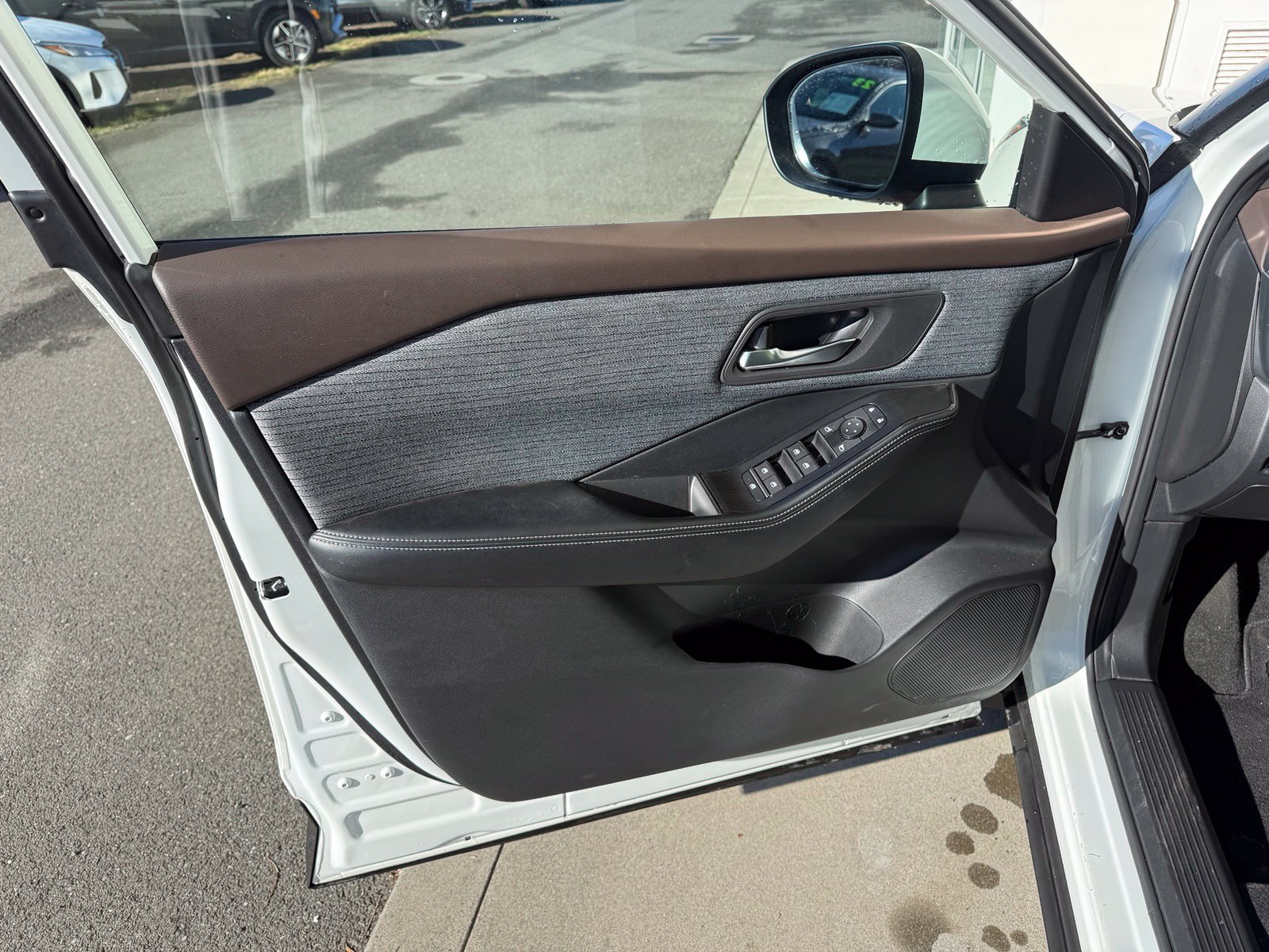 Used 2023 Nissan Rogue SV FWD image 11
