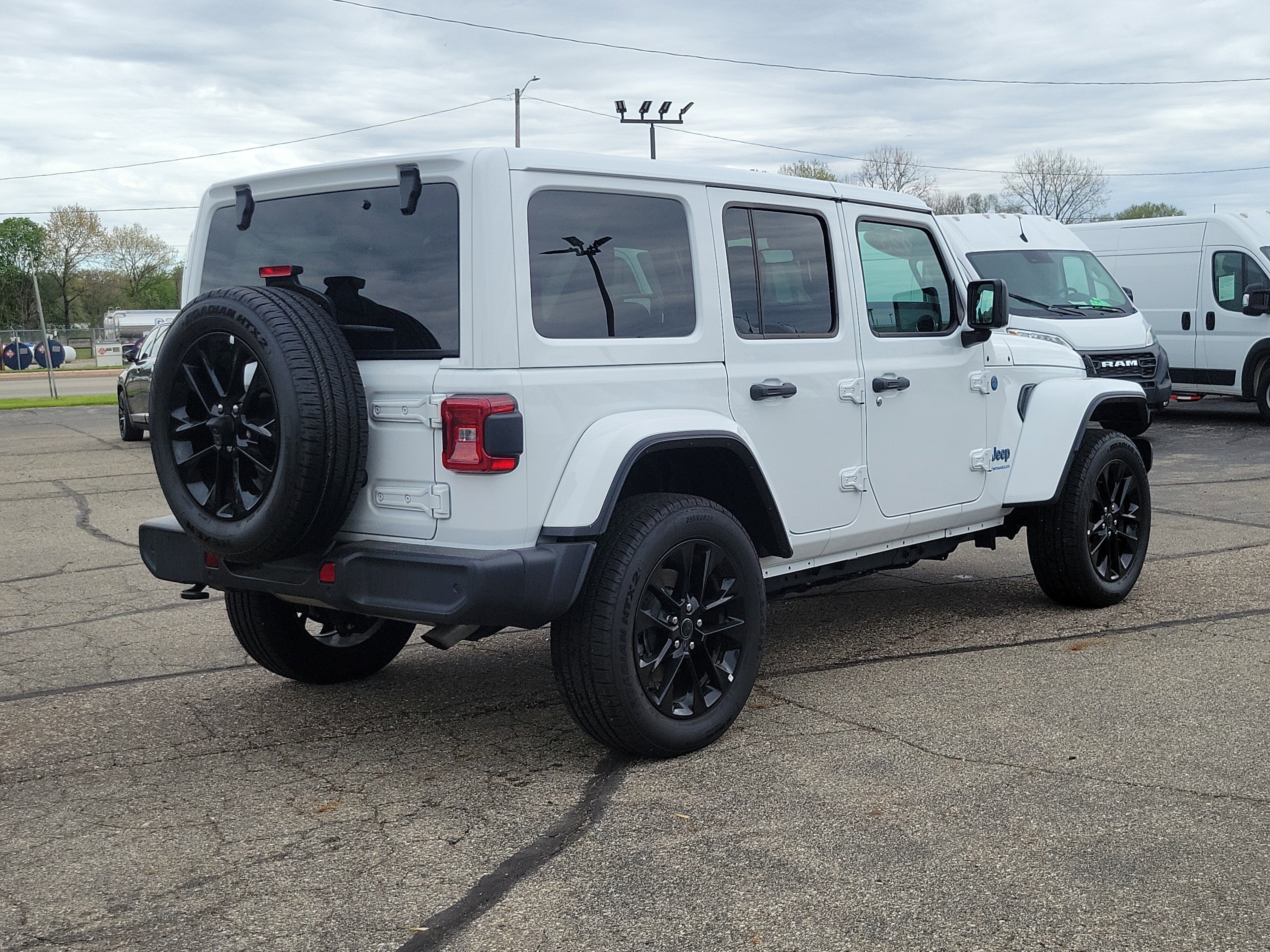 Used 2025 Jeep Wrangler Unlimited Sahara w/ Safety Group AWD/4WD image 4