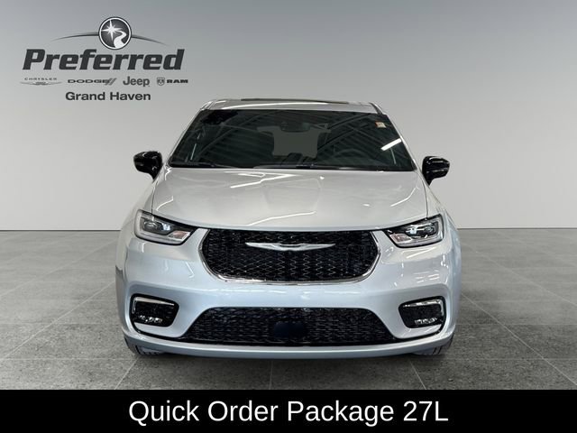 Used 2026 Chrysler Pacifica Select image 4