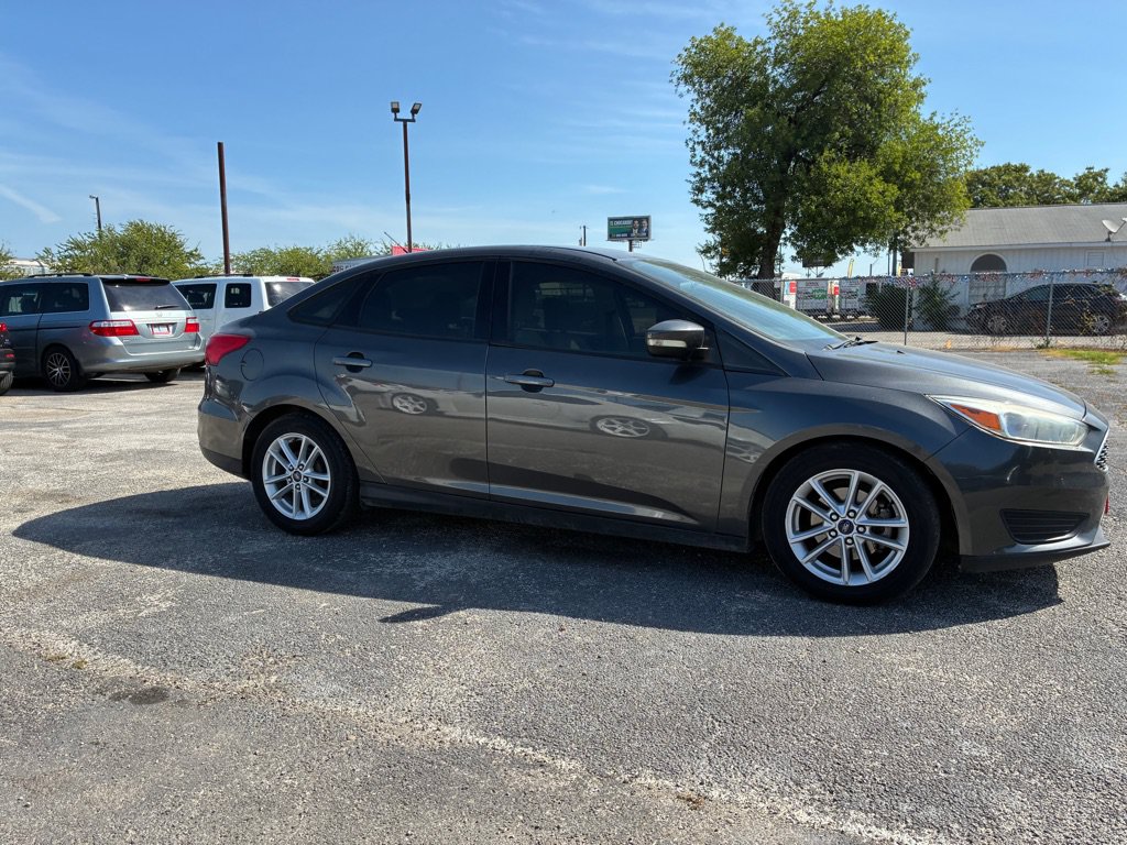 Used 2016 Ford Focus SE FWD image 4