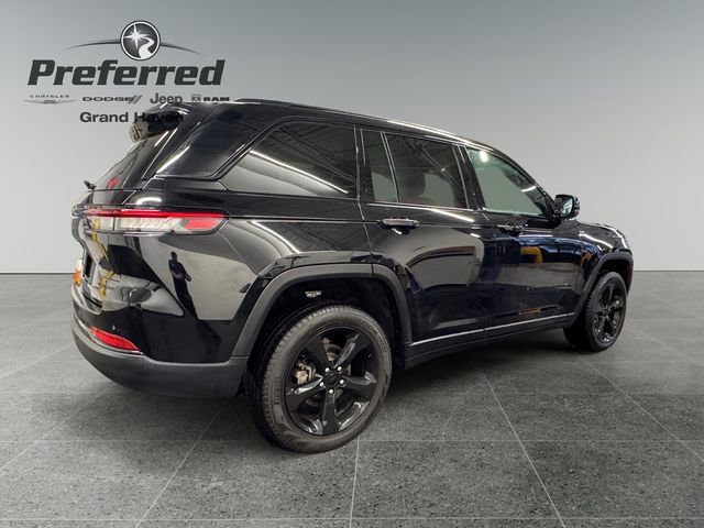 Used 2024 Jeep Grand Cherokee Limited w/ Black Appearance Package image 17