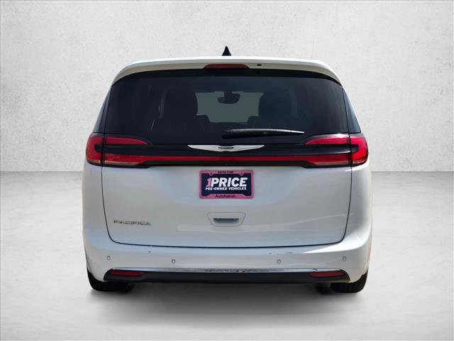 Used 2023 Chrysler Pacifica Touring-L image 7