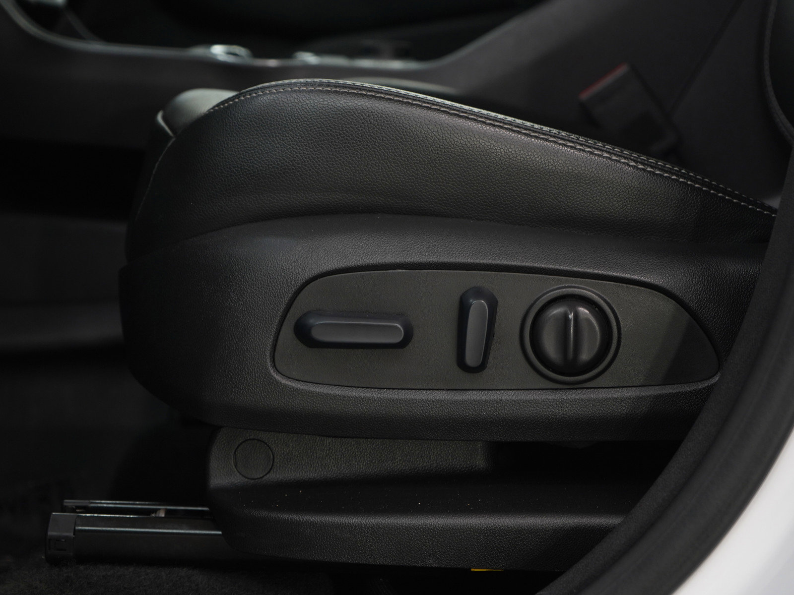 Used 2024 GMC Terrain SLT w/ Elevation Edition image 22