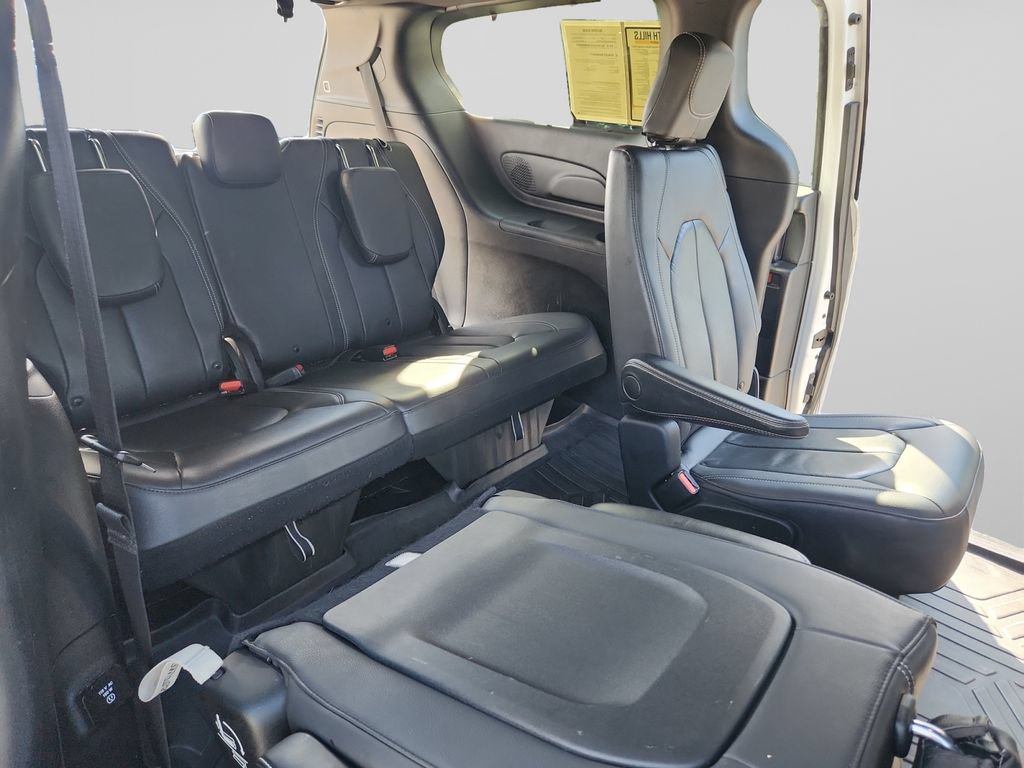 Used 2019 Chrysler Pacifica Touring-L Plus w/ S Appearance Package FWD image 18