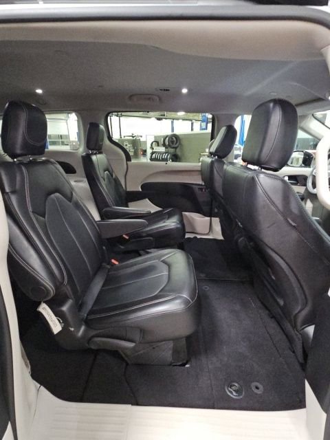 Used 2024 Chrysler Pacifica Touring-L image 39