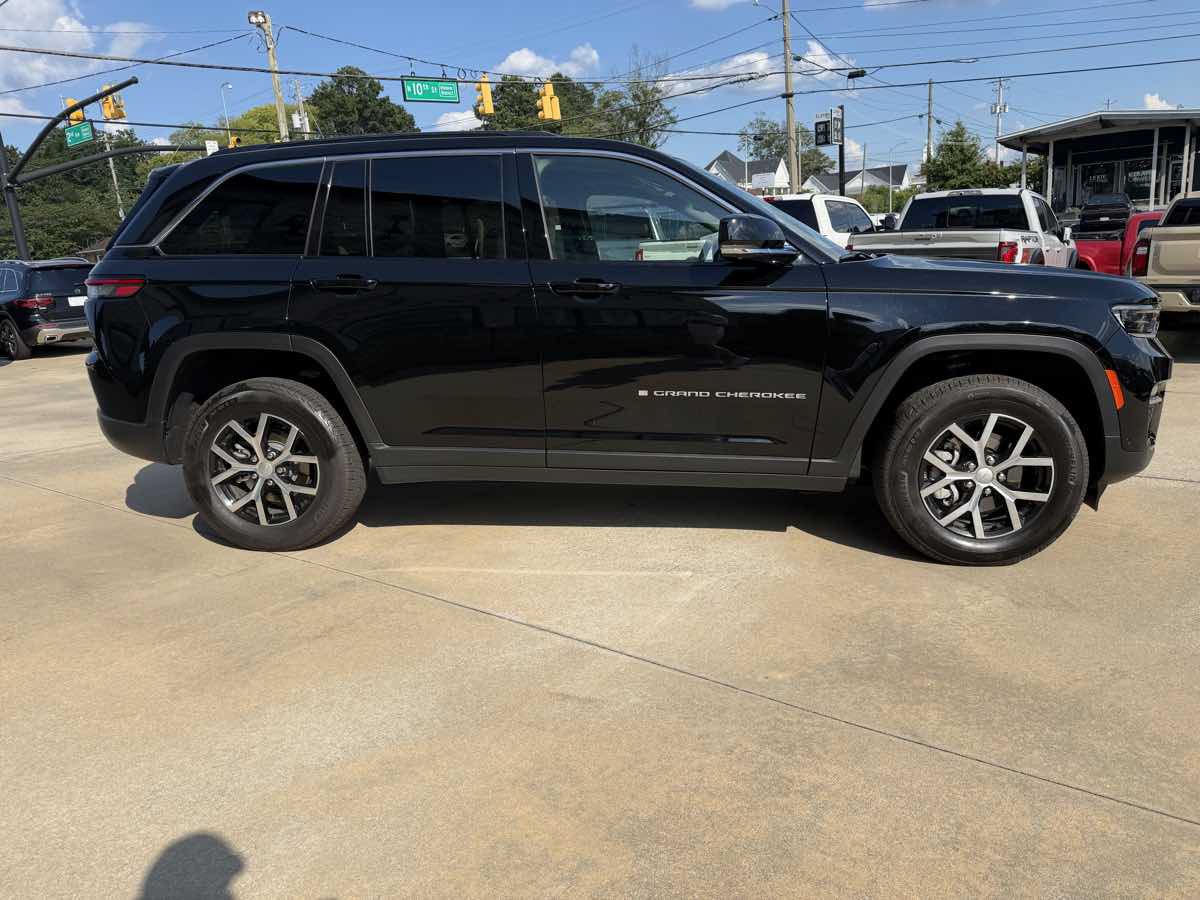 Used 2025 Jeep Grand Cherokee Limited w/ Luxury Tech Group II AWD/4WD image 5