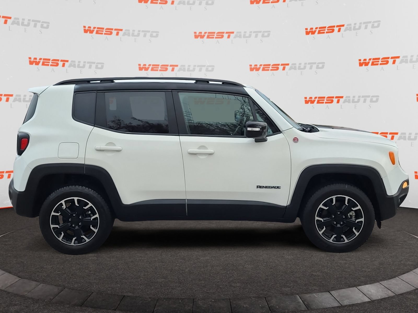 Used 2023 Jeep Renegade Trailhawk AWD/4WD image 6