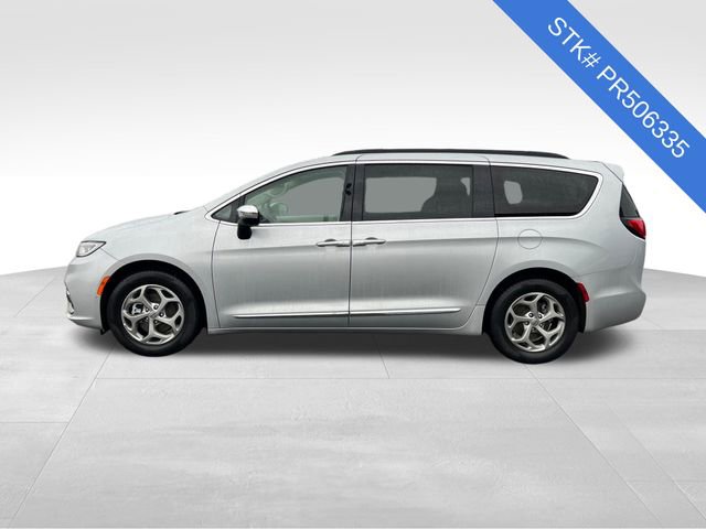 Used 2023 Chrysler Pacifica Limited image 4