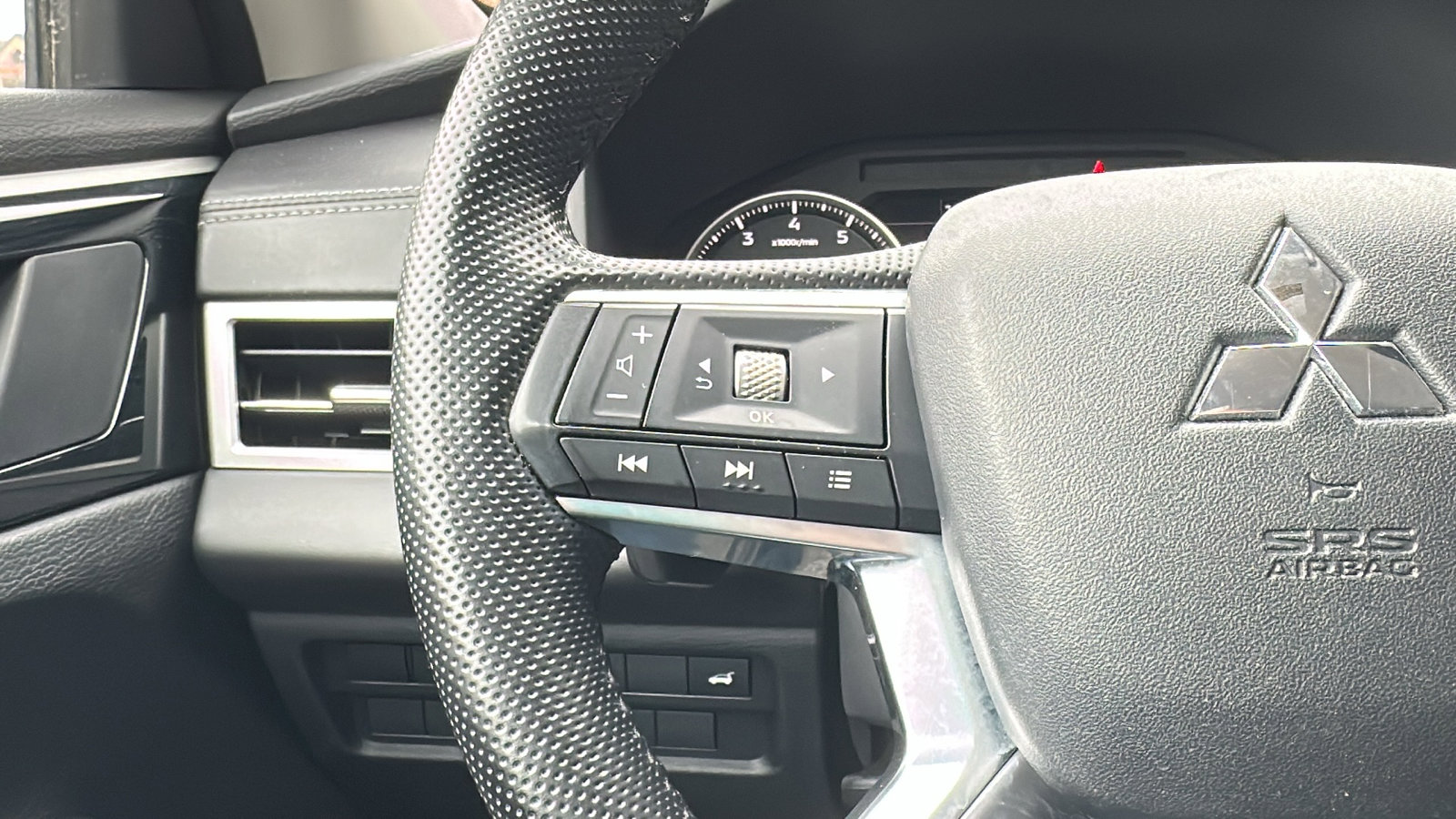 Used 2022 Mitsubishi Outlander SE image 15