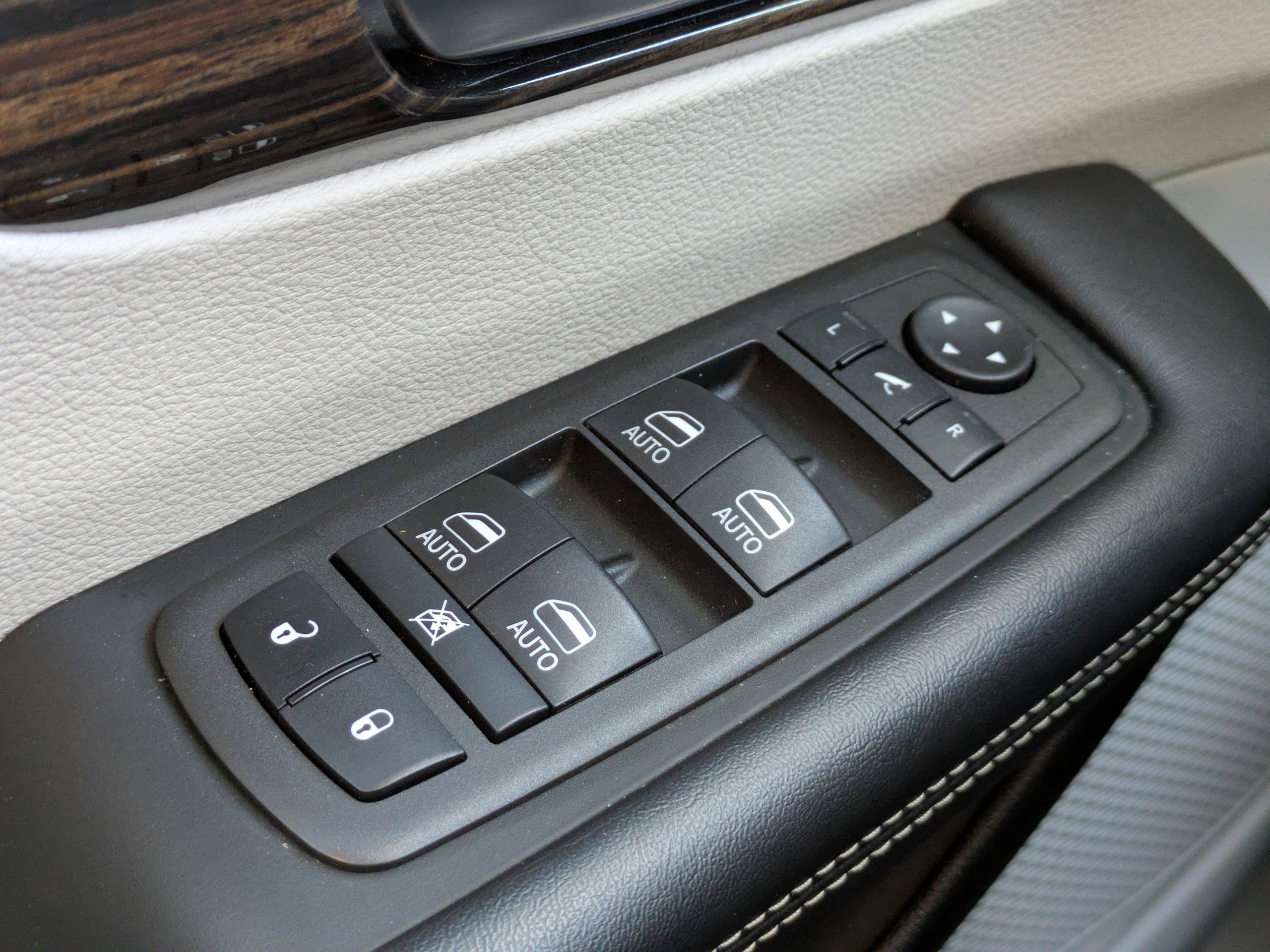 Used 2023 Chrysler Pacifica Limited image 27