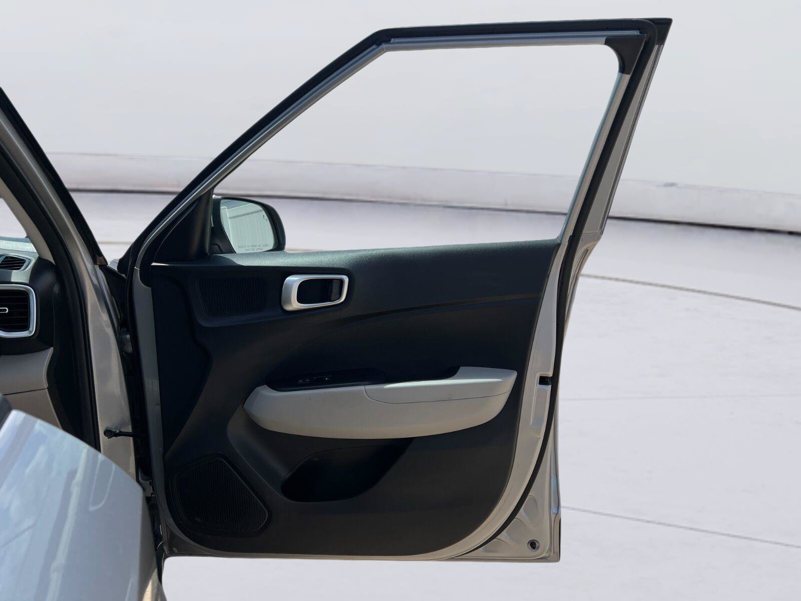 Used 2024 Hyundai Venue SEL FWD image 19