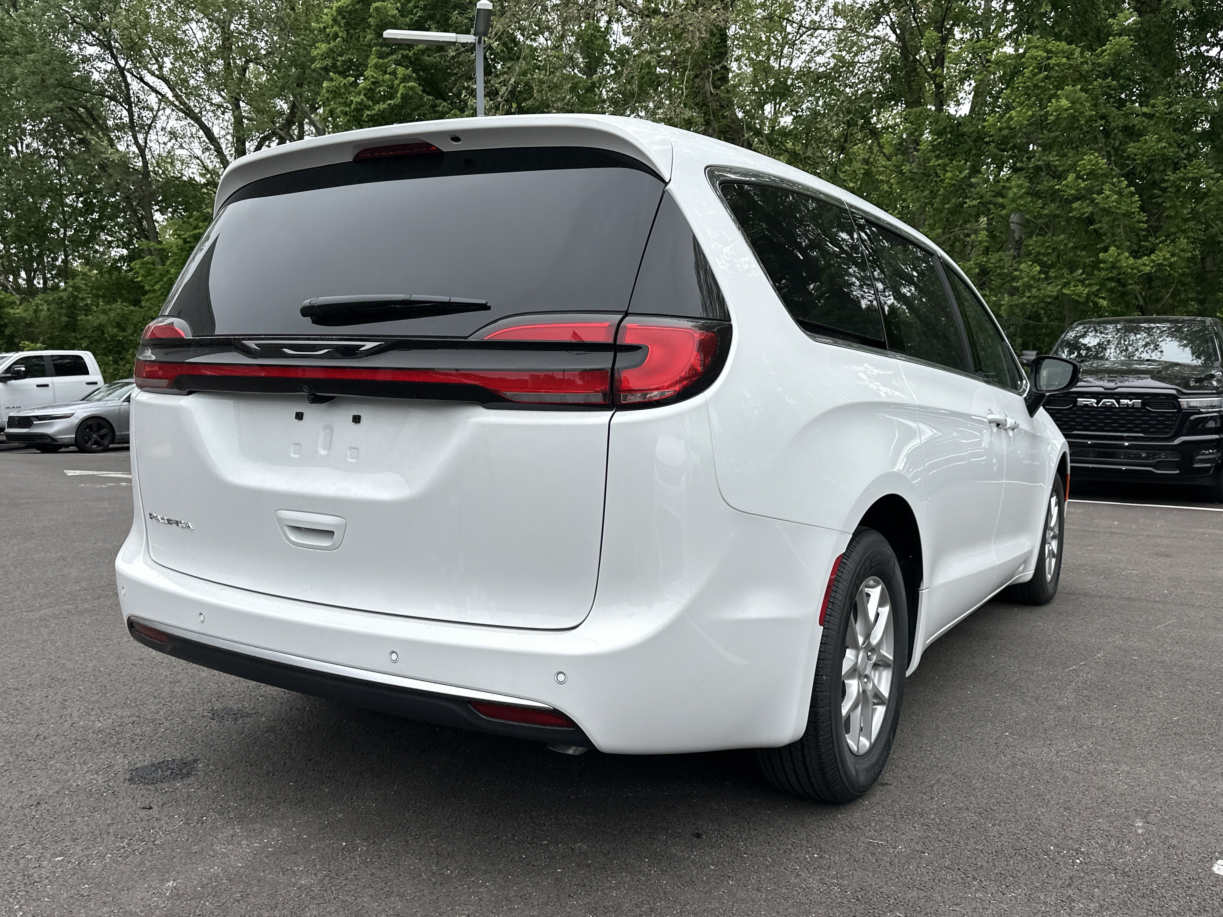 New 2027 Chrysler Pacifica Select FWD image 15