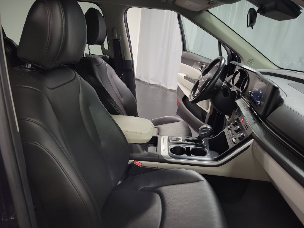 Used 2023 Kia Carnival LX FWD image 35