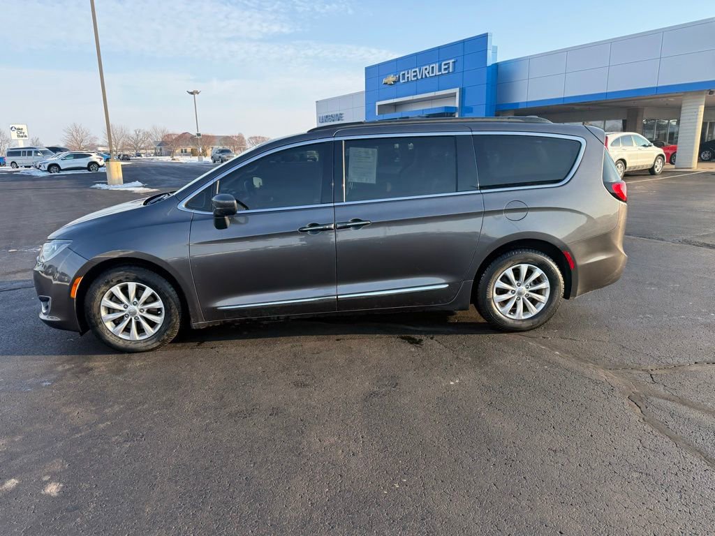 Used 2017 Chrysler Pacifica Touring-L image 2