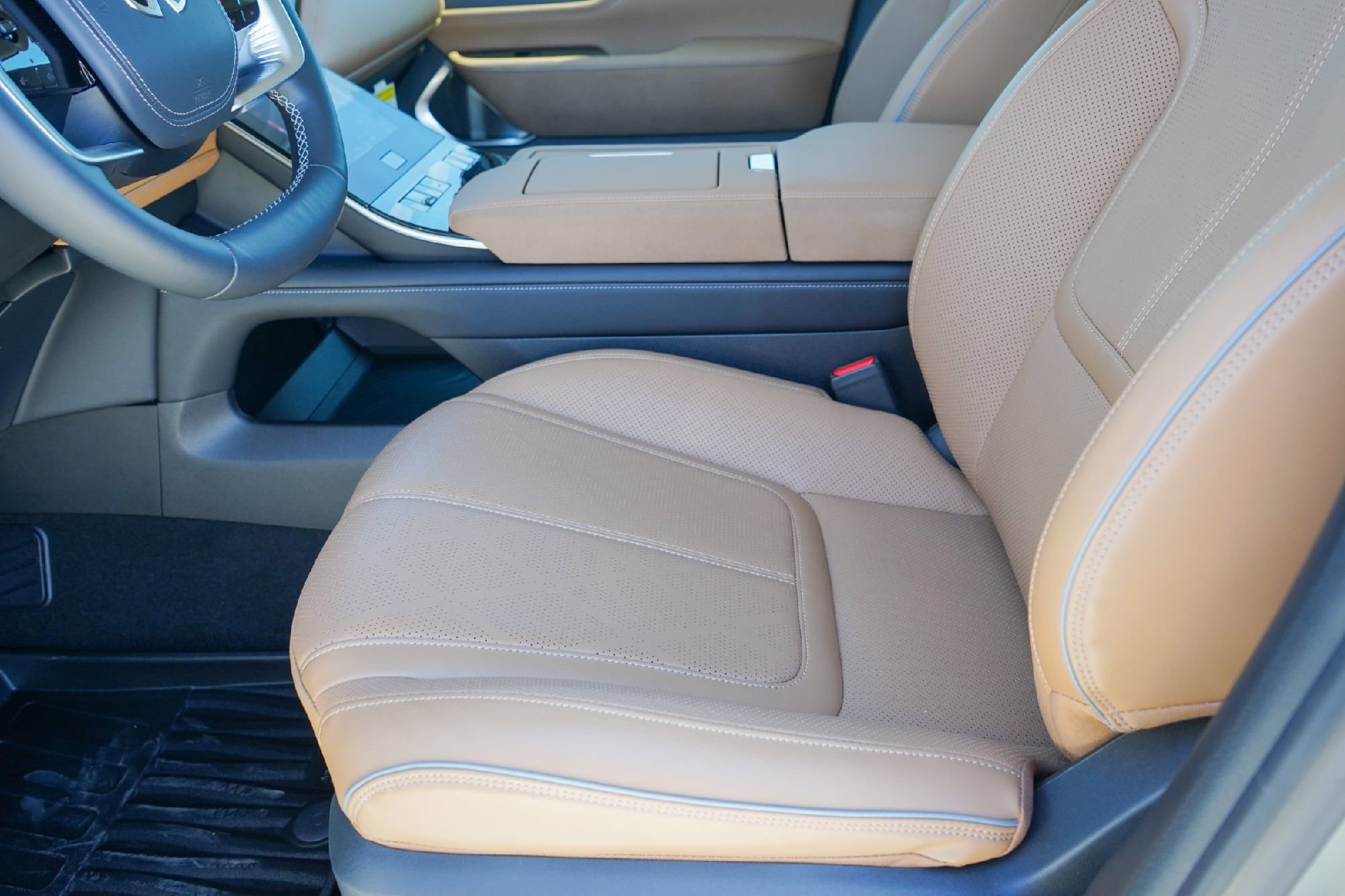 Certified 2025 INFINITI QX80 Sensory image 8