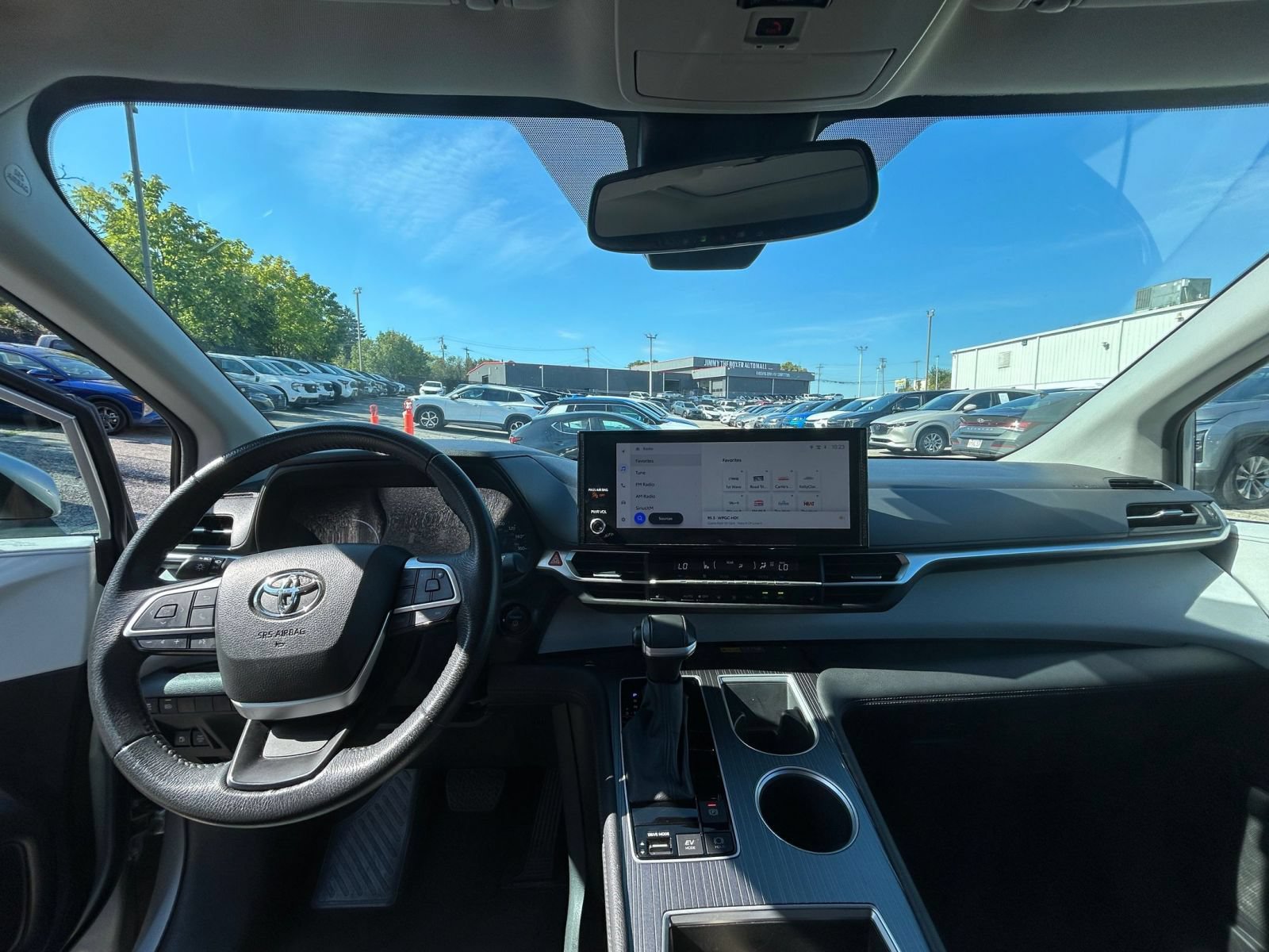 Used 2025 Toyota Sienna XLE FWD image 31