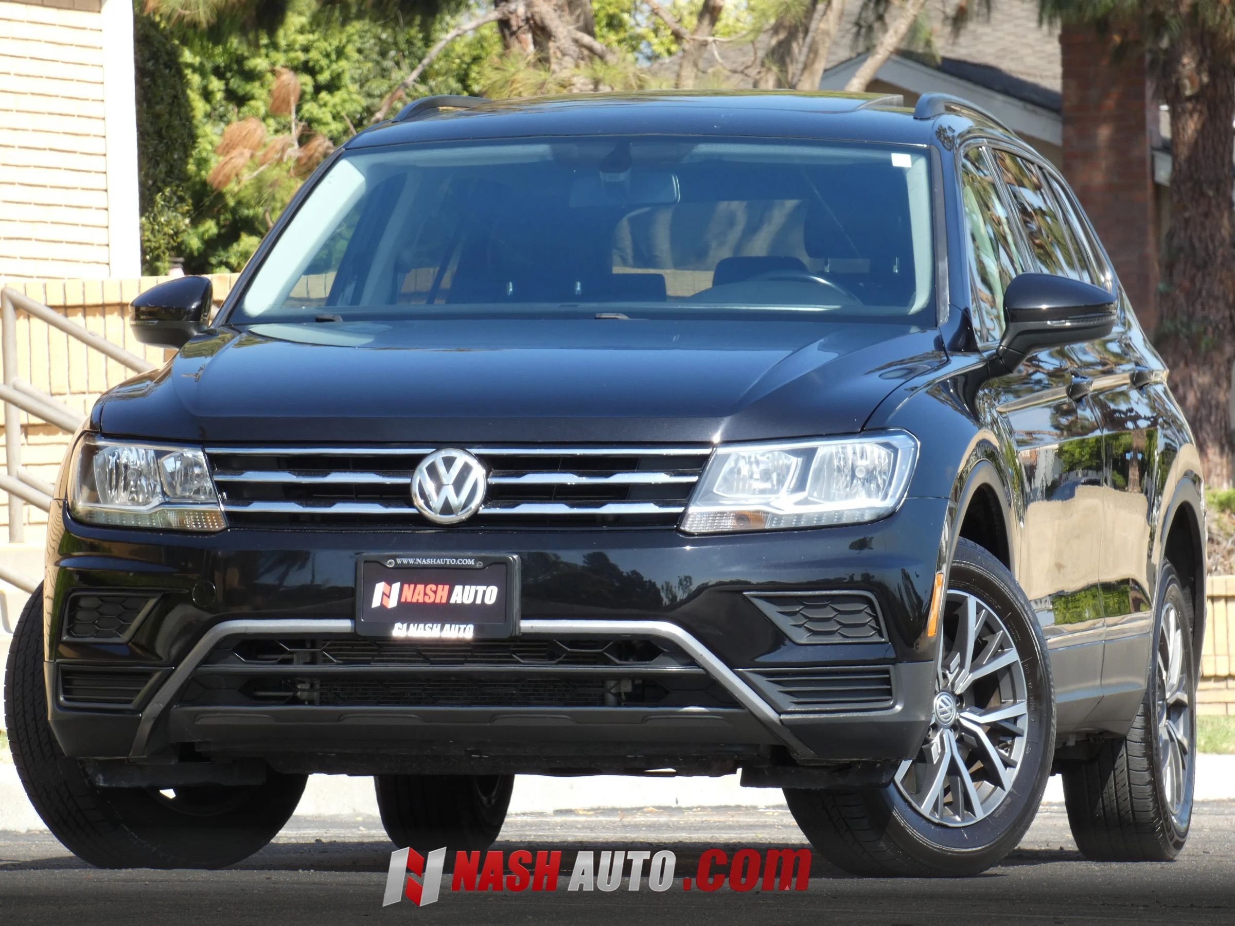 Used 2018 Volkswagen Tiguan SE w/ Panoramic Sunroof Package AWD/4WD image 4