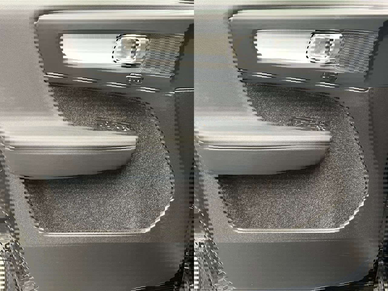 Used 2025 Volvo XC40 B5 Core image 8