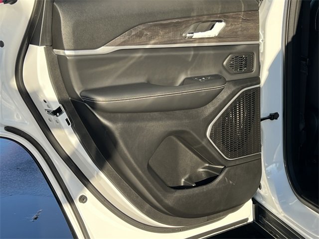 New 2025 Jeep Grand Cherokee Limited w/ Black Appearance Package image 39