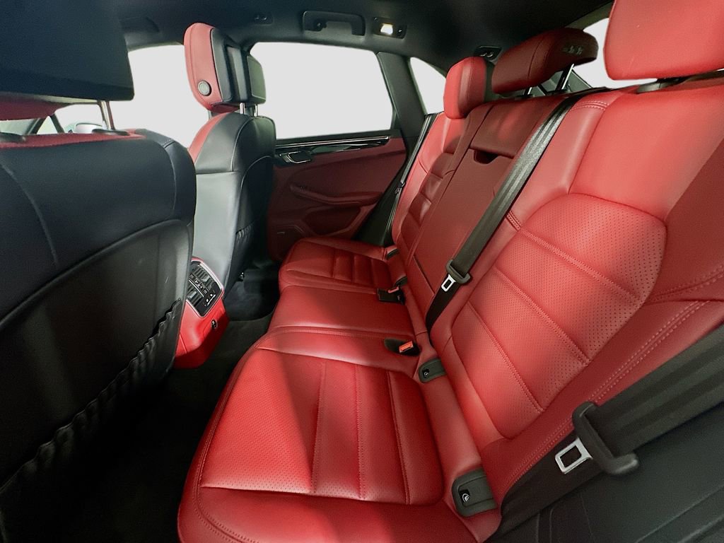 Certified 2025 Porsche Macan image 24