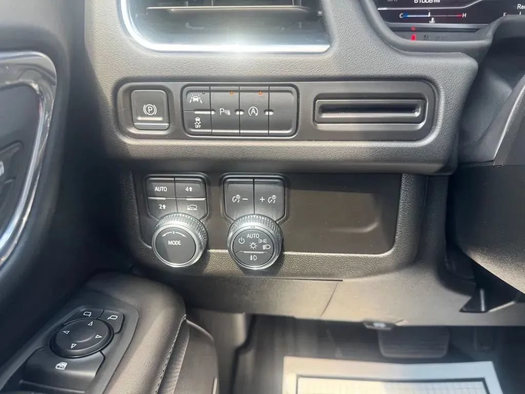 Used 2023 GMC Yukon XL SLT AWD/4WD image 24