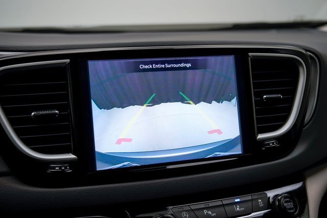 Used 2024 Chrysler Pacifica Touring-L image 4