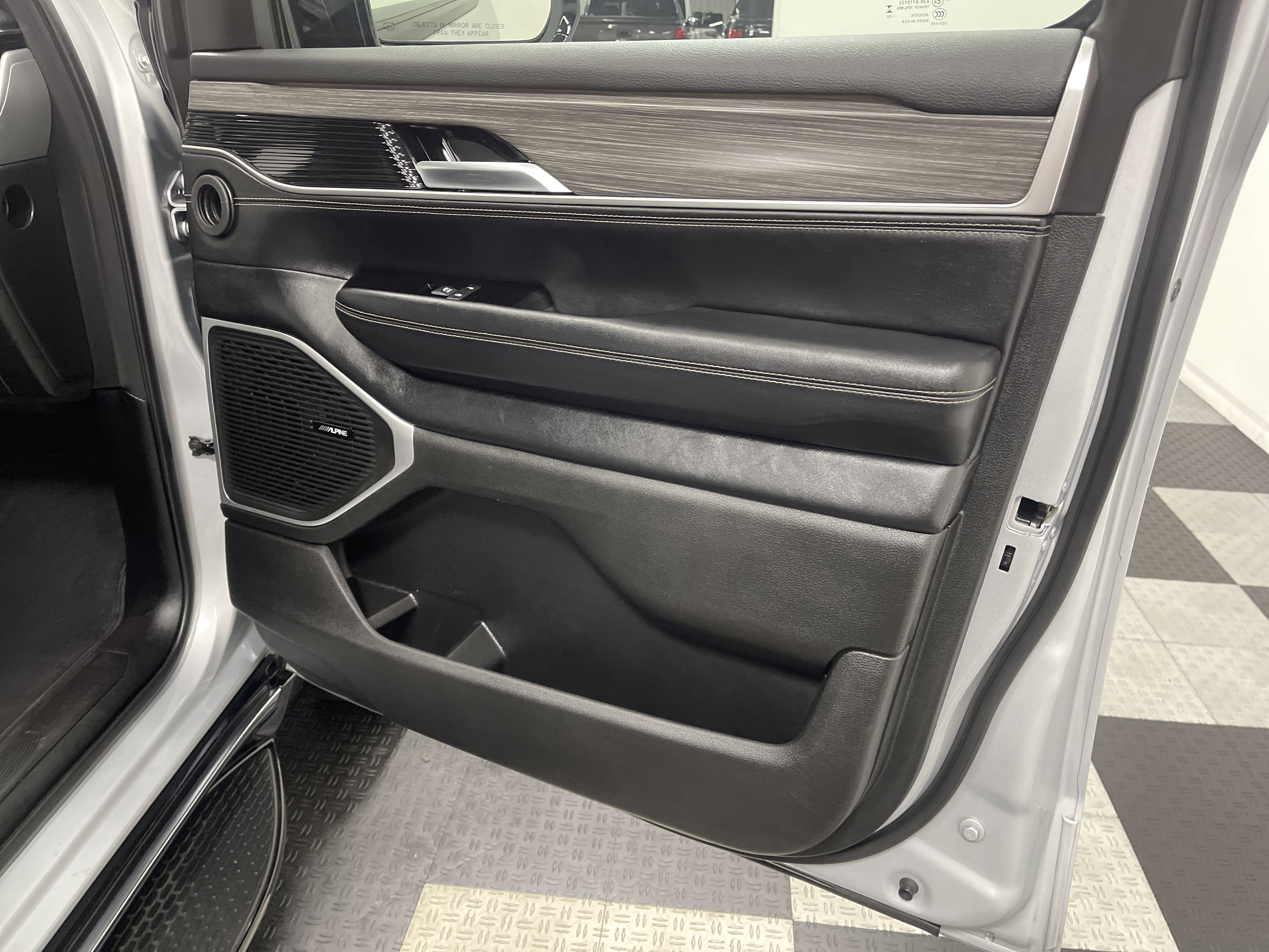 Used 2024 Jeep Wagoneer L Series II w/ Flexible Seating Group image 25