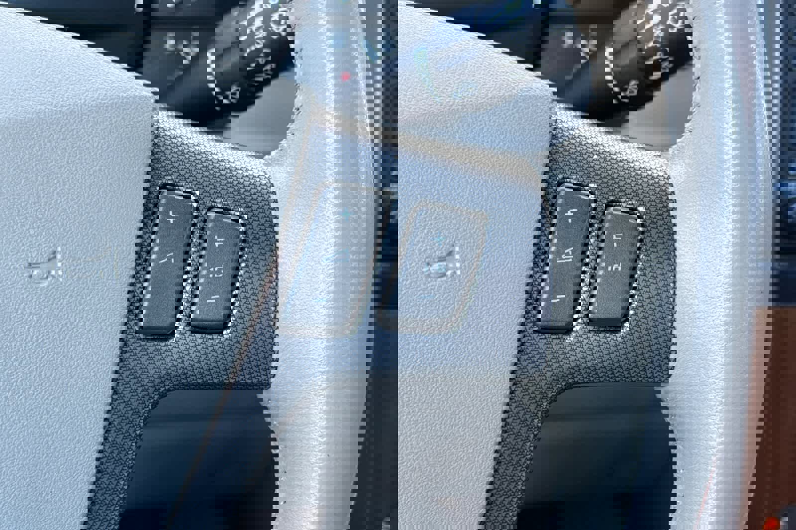 Used 2006 Cadillac XLR image 25