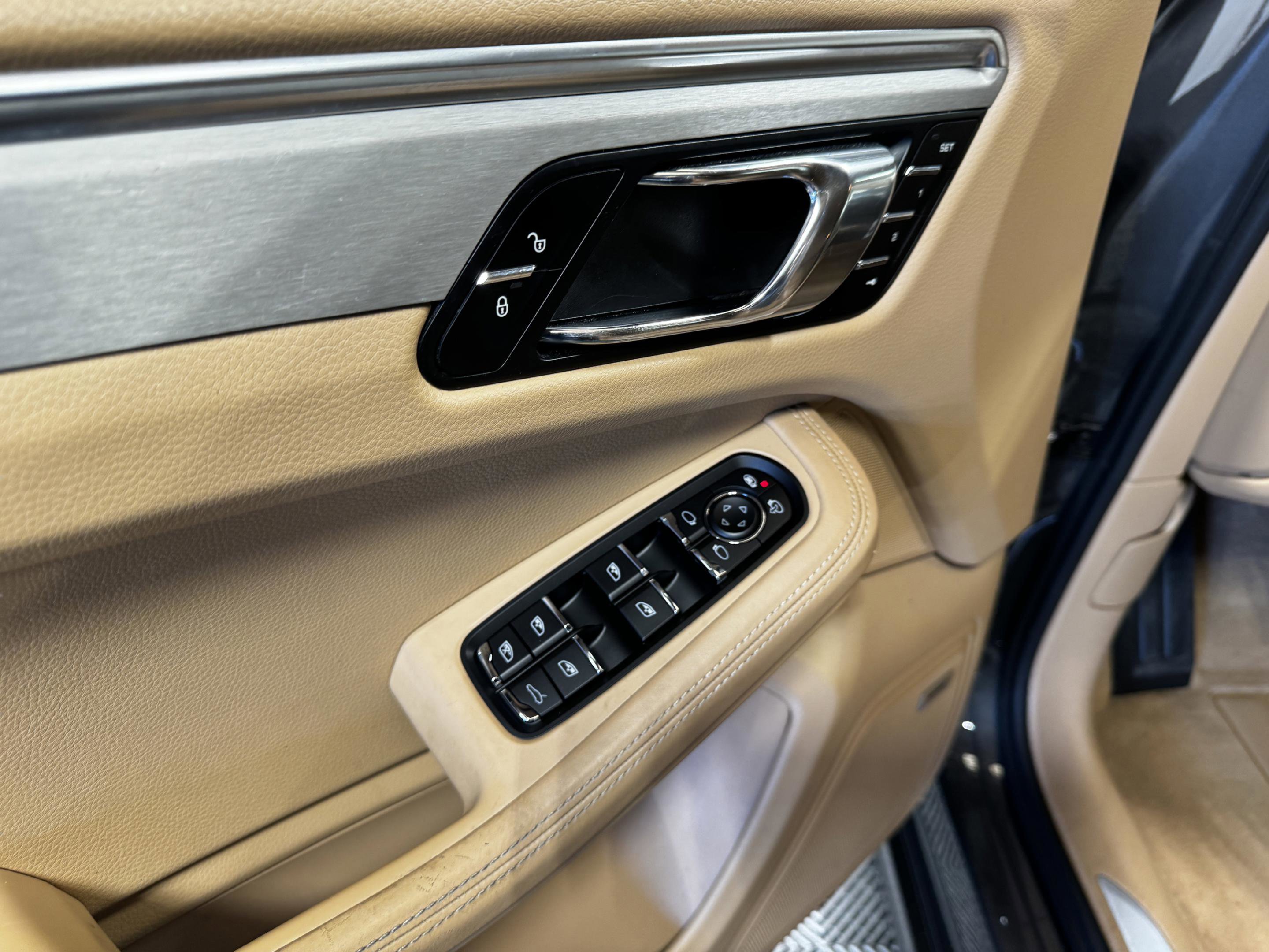 Used 2016 Porsche Macan Turbo image 16