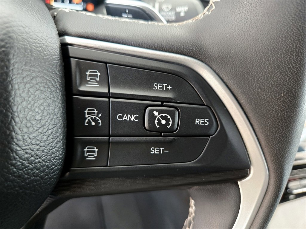 Used 2023 Jeep Grand Cherokee L Laredo image 16