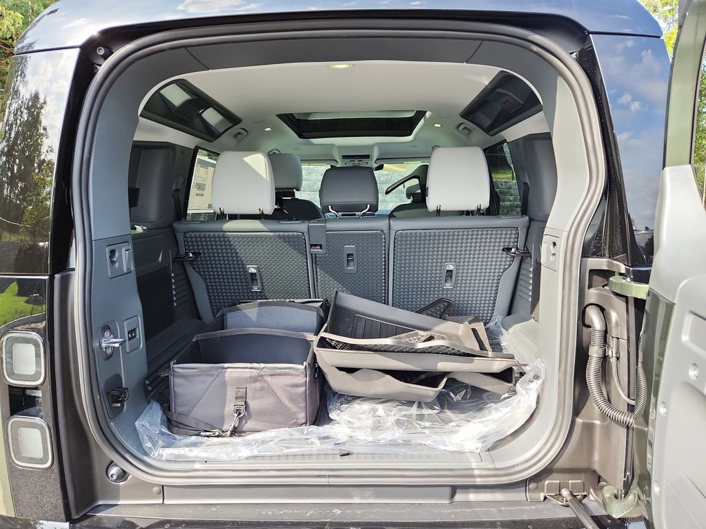 Used 2026 Land Rover Defender 110 S image 13