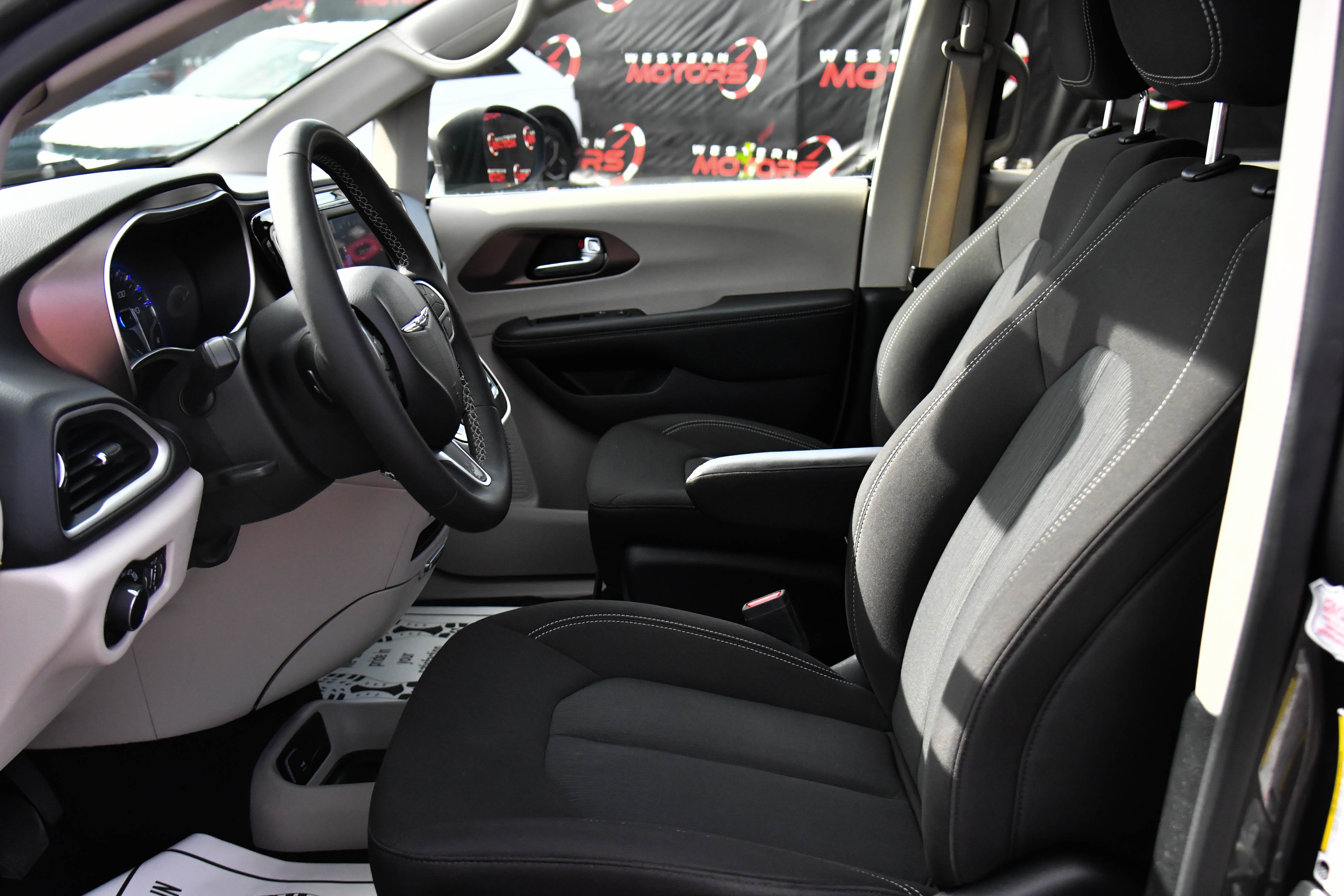 Used 2023 Chrysler Voyager LX FWD image 17