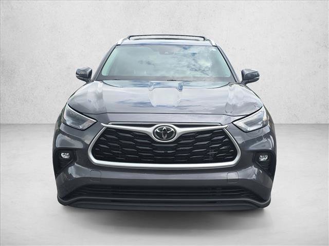 Used 2022 Toyota Highlander XLE FWD image 2