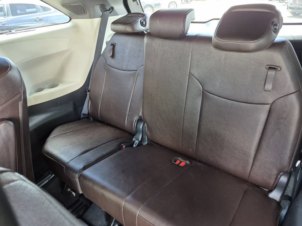 Used 2023 Toyota Sienna Platinum AWD/4WD image 10