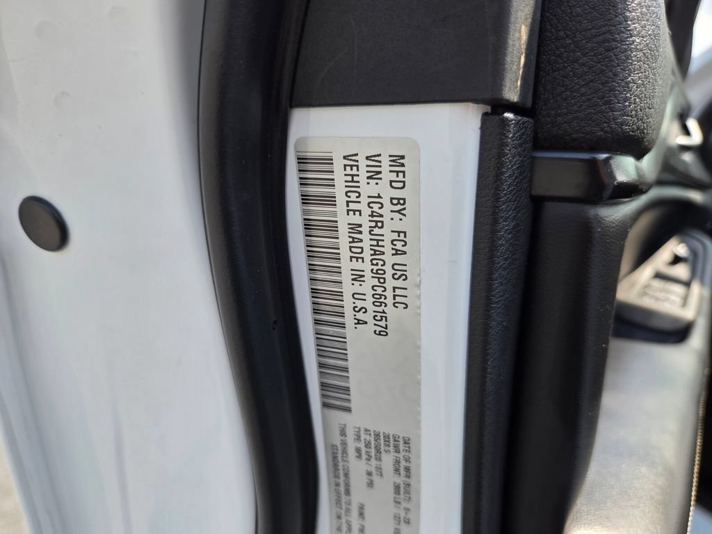 Used 2023 Jeep Grand Cherokee Altitude AWD/4WD image 17