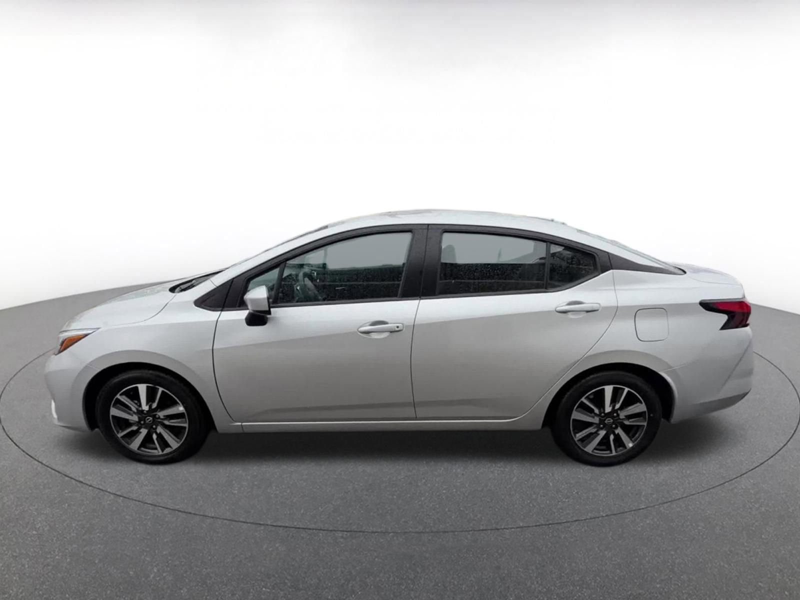 Used 2025 Nissan Versa SV image 9