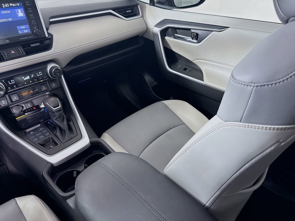 Used 2021 Toyota RAV4 XLE Premium image 23