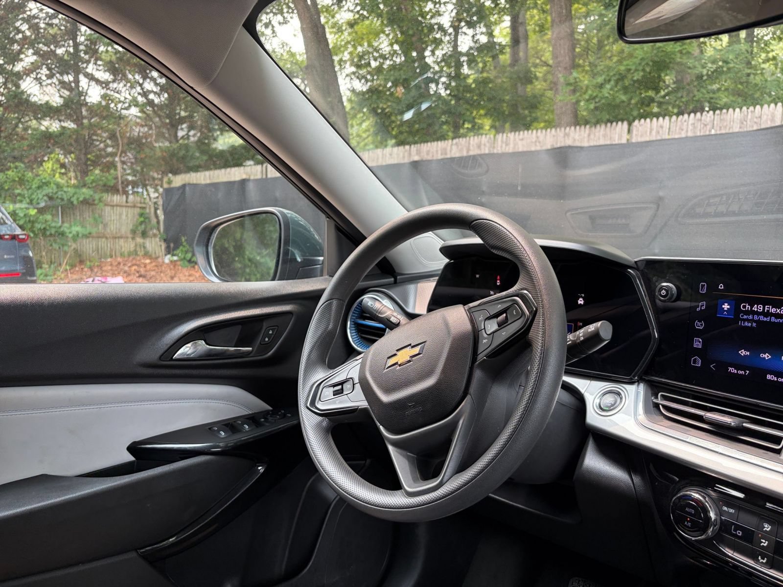Used 2025 Chevrolet Trax LT FWD image 33