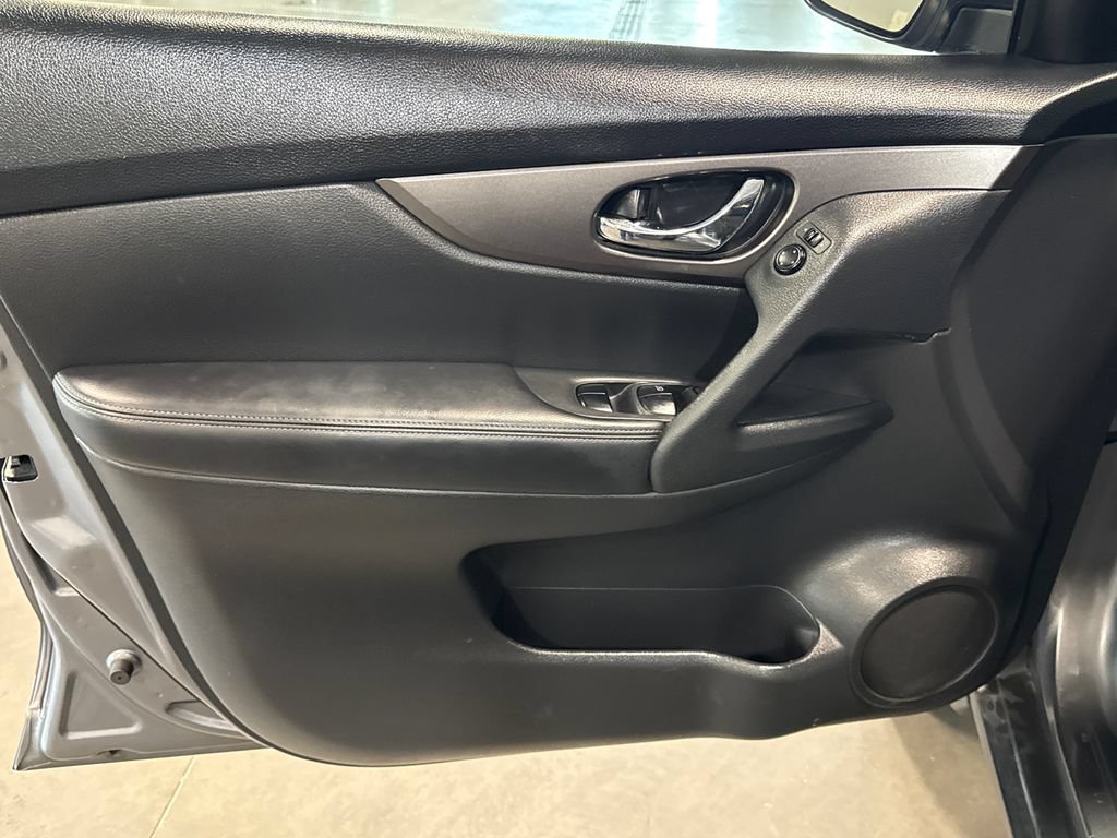Used 2016 Nissan Rogue SV AWD/4WD image 8