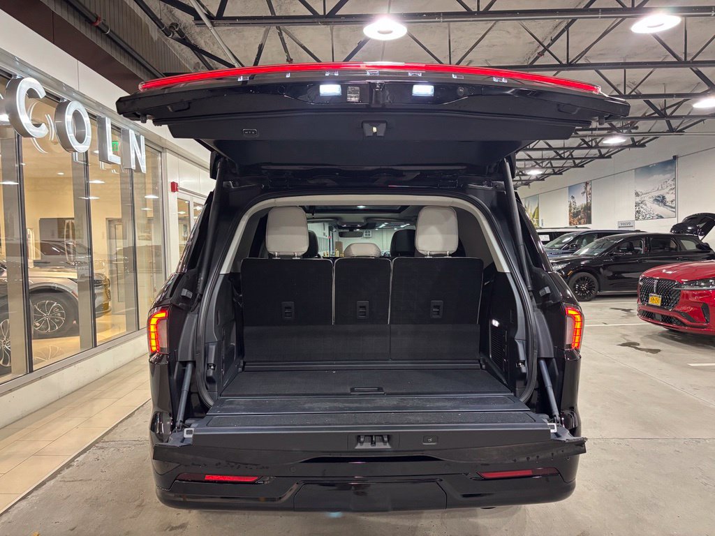 Used 2025 Lincoln Navigator Reserve AWD/4WD image 5