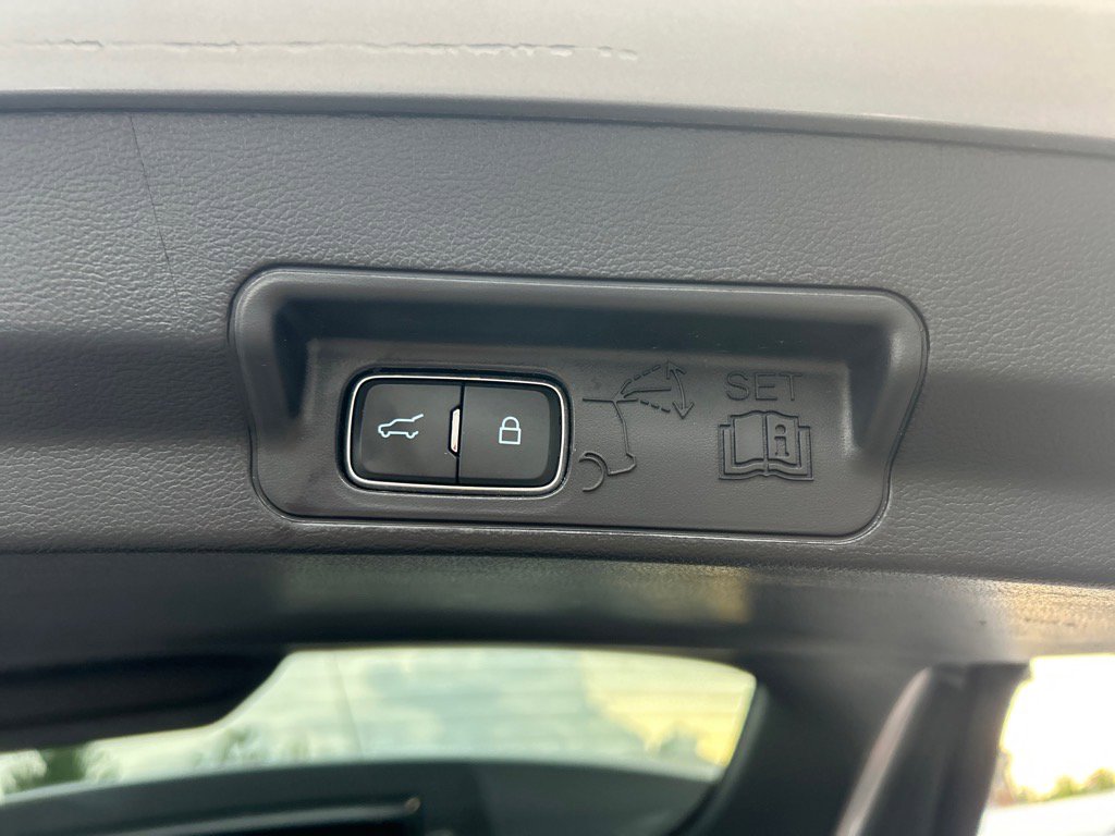 Used 2022 Ford Explorer Limited w/ Equipment Group 301A image 16