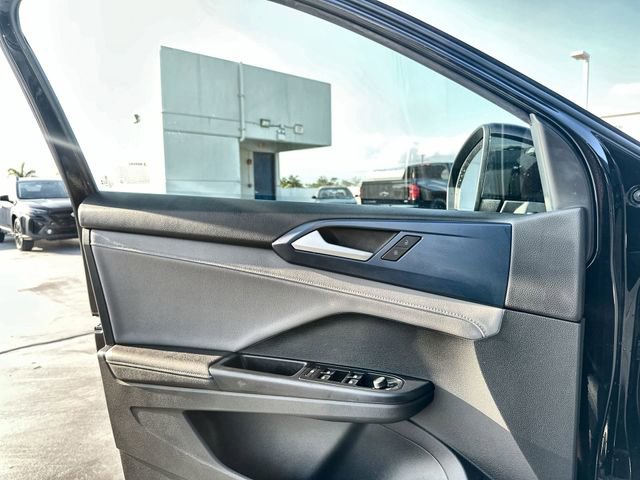 Used 2024 Volkswagen Taos SE image 15